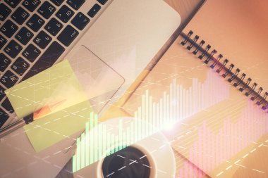 Borsa grafiği ve masa arkasındaki en üst görünüm bilgisayarı. Çifte maruziyet. Finansal eğitim kavramı.