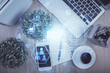 Sosyal ağ temalı çizimlerin telefon üzerinden çifte pozlandırılması. Üst Manzara. Kavram bağlayan insanlar.