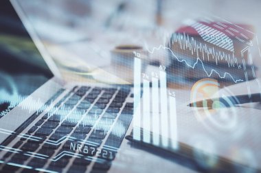 Teknoloji temalı çizimlere ve masaüstüne kahve ve masa arkasında eşyalar ile çifte pozlama. Yüksek teknoloji kavramı.