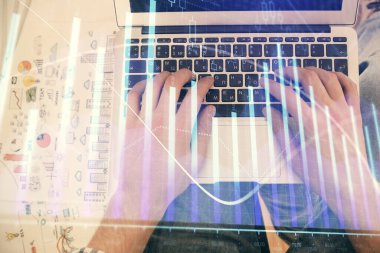 Dizüstü bilgisayarda klavye ve forx grafik hologram çizimlerini yazarken çift pozlama. Üst Manzara. Finans piyasası kavramı.