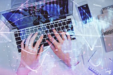 Bilgisayar ve finansal temalı hologram çizimleri üzerinde çalışan kadın elleri çift pozlama. Üst Manzara. İş konsepti.
