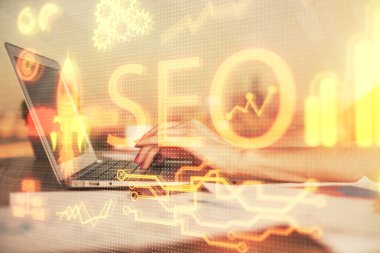 Bilgisayar ve seo hologram çizimleri üzerinde çalışan kadın elleri çift pozlama. internet arama kavramı.