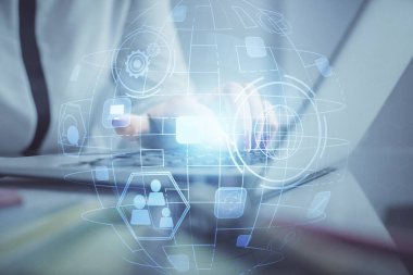 Kadın elinin bilgisayar ve sosyal ağ temalı hologram çizimlerinde çifte pozlama. Halk medyası kavramı.