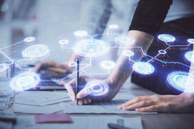 Kadın elinin bilgisayar ve sosyal ağ temalı hologram çizimlerinde çifte pozlama. Halk medyası kavramı.