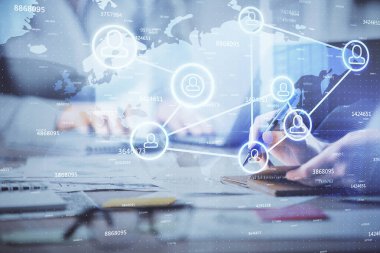 Kadın elinin bilgisayar ve sosyal ağ temalı hologram çizimlerinde çifte pozlama. Halk medyası kavramı.