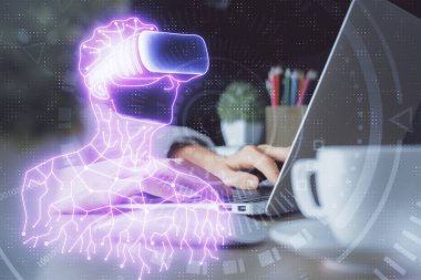 Kadın eli bilgisayarda yazarken çift pozlama ve AR gözlüklü bir adam çizim yapıyor. Eğitim kavramı.