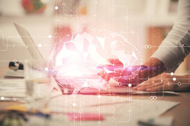 Bilgisayar ve beyin hologramı çizimleri üzerinde çalışan kadın elleri çift pozlama. Ai kavramı.