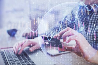 Ellerinde kredi kartı ve forex çizimi olan bir adamın çift pozu. İnternet E-ticaret kavramında hisse senedi ve dijital fintech.