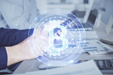 Bir adamın elini tutarken ve telefon ve kripto para birimi engelleme teması kullanırken çift pozlama.