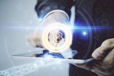 Bir adamın elini tutarken ve telefon ve kripto para birimi engelleme teması kullanırken çift pozlama.