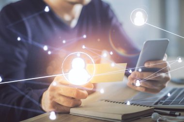 Bir adamın elini tutarken ve telefon ve sosyal ağ teması kullanırken çift pozlama.