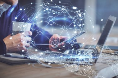 Bir adamın elini tutarken ve telefon ve sosyal ağ teması kullanırken çift pozlama.