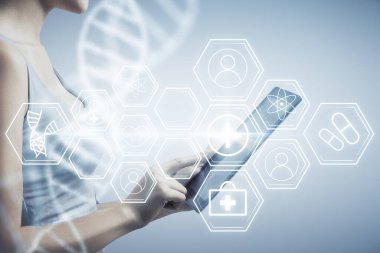 İki kez DNA eşkali çıkarılmış hologram ve cep telefonu kullanan bir kadın. Eğitim kavramı.