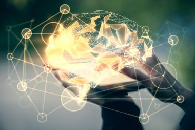 Beyin çizimine çift pozlama ve cep telefonu kullanan kadın hologramı..