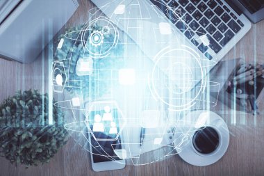 Sosyal ağ temalı çizimlerin telefon üzerinden çifte pozlandırılması. Üst Manzara. Kavram bağlayan insanlar.