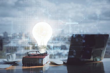 Ampul çizimi ve açık defter arka planlı masa pozu. Fikir kavramı