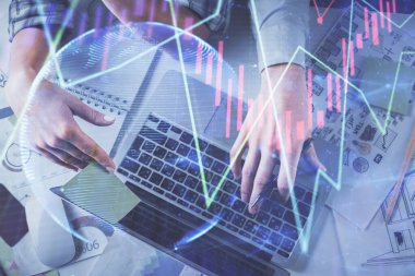 Kadın ve erkeğin birlikte çalışırken çifte pozlama ve hologram çizimi ön plana çıkarma. Finansal analiz konsepti. Bilgisayar arkaplanı. Üst Görünüm.