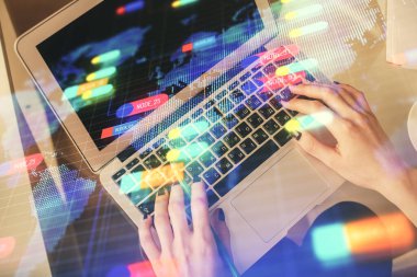 Bilgisayar ve veri temalı hologram çizimlerinde çalışan kadın elleri çift pozlama. Üst Manzara. Teknoloji konsepti.