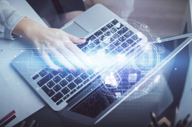 Kadın elinin bilgisayar ve sosyal ağ temalı hologram çizimlerinde çifte pozlama. Halk medyası kavramı.