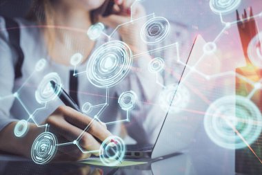 Kadın elinin bilgisayar ve sosyal ağ temalı hologram çizimlerinde çifte pozlama. Halk medyası kavramı.