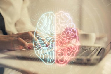 Bilgisayar ve insan beyin hologramı çizimleri üzerinde çalışan kadın ellerine çok maruz kaldı. Ai teknoloji konsepti.
