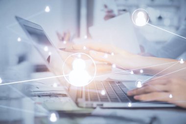 Kadın elinin bilgisayar ve sosyal ağ temalı hologram çizimlerinde çifte pozlama. Halk medyası kavramı.