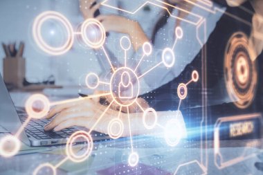 Kadın elinin bilgisayar ve sosyal ağ temalı hologram çizimlerinde çifte pozlama. Halk medyası kavramı.