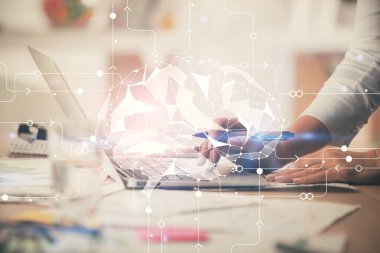 Bilgisayar ve beyin hologramı çizimleri üzerinde çalışan kadın elleri çift pozlama. Ai kavramı.