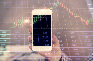 Bir adamın elini tutarken ve dijital bir cihaz ve ön grafik çizimi kullanırken çift pozlama. Finansal piyasa kavramı.