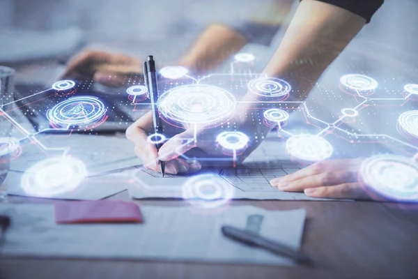 Kadın elinin bilgisayar ve sosyal ağ temalı hologram çizimlerinde çifte pozlama. Halk medyası kavramı.