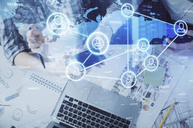 Çift pozlama sosyal ağ temalı çizim ve erkek ve kadın birlikte çalışan tutmak ve mobil bir cihaz kullanarak.