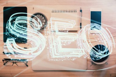 SEO hologramının masaüstü üzerinde çift pozlama. Üst Manzara. Arama optimizasyon kavramı.