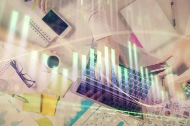 İnsan elinin bilgisayar klavyesine ve forx grafik hologramı çizimine çoklu pozlama. Üst Manzara. Finans piyasası kavramı.