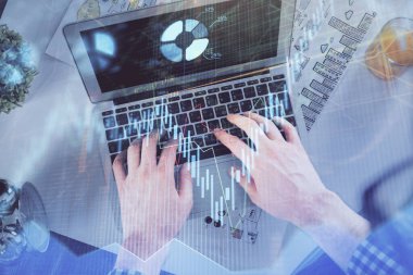 Dizüstü bilgisayarda klavye ve forx grafik hologram çizimlerini yazarken çift pozlama. Üst Manzara. Finans piyasası kavramı.