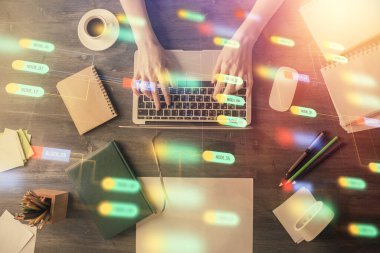 Bilgisayar ve veri temalı hologram çizimlerinde çalışan kadın elleri çift pozlama. Üst Manzara. Teknoloji konsepti.