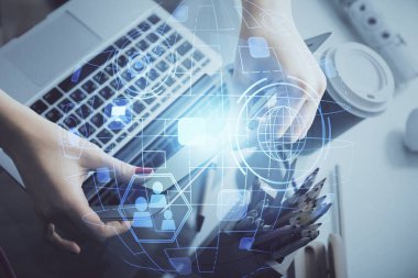 Kadın elinin bilgisayar ve sosyal ağ temalı hologram çizimlerinde çifte pozlama. Halk medyası kavramı.