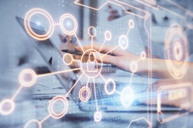 Kadın elinin bilgisayar ve sosyal ağ temalı hologram çizimlerinde çifte pozlama. Halk medyası kavramı.