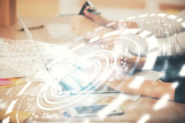 Bilgisayar ve veri temalı hologram çizimleri üzerinde çalışan kadın ellerine çok fazla maruz kalma. Teknoloji kavramı.