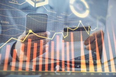 Ellerinde kredi kartı ve forex çizimi olan bir adamın çift pozu. İnternet E-ticaret kavramında hisse senedi ve dijital fintech.