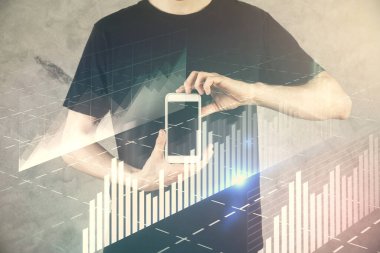 Bir adamın elini tutarken ve dijital bir cihaz ve ön grafik çizimi kullanırken çift pozlama. Finansal piyasa kavramı.