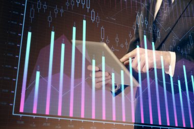 Bir adamın elini tutarken ve dijital bir cihaz ve ön grafik çizimi kullanırken çift pozlama. Finansal piyasa kavramı.