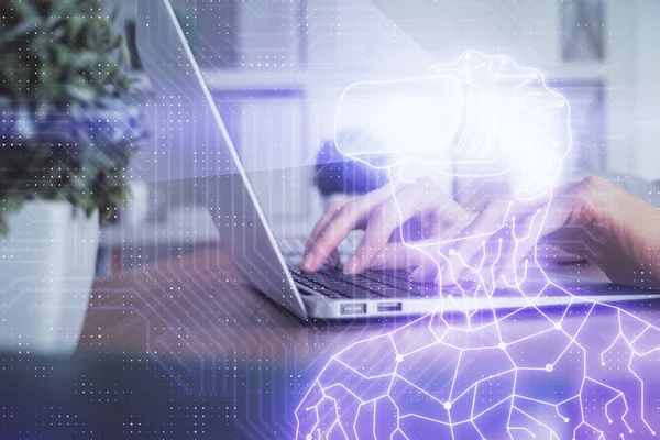 Kadın eli bilgisayarda yazarken çift pozlama ve AR gözlüklü bir adam çizim yapıyor. Eğitim kavramı.