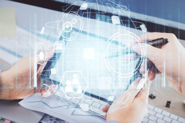 Bir adamın elini tutarken ve telefon ve sosyal ağ teması kullanırken çift pozlama.