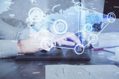 Bir adamın elini tutarken ve telefon ve sosyal ağ teması kullanırken çift pozlama.