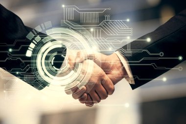 İki kişinin veri temalı hologramı ve el sıkışması. Bilişim endüstrisi konseptinde ortaklık.