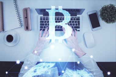 Bilgisayarda çalışan kadın elleri ve engelleme temalı hologram çizimleri. Üst Manzara. Bitcoin kripto para birimi kavramı.