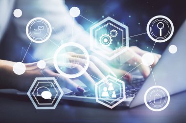 Kadın elinin bilgisayar ve sosyal ağ temalı hologram çizimlerinde çifte pozlama. Halk medyası kavramı.