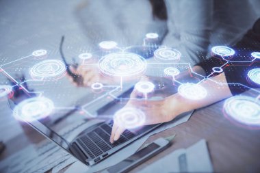 Kadın elinin bilgisayar ve sosyal ağ temalı hologram çizimlerinde çifte pozlama. Halk medyası kavramı.