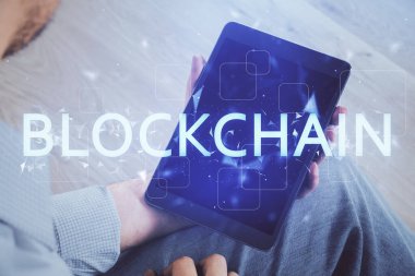 Bir adamın elini tutarken ve telefon ve kripto para birimi engelleme teması kullanırken çift pozlama.