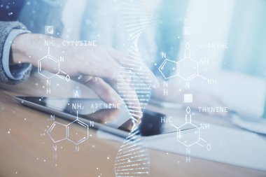 DNA çizimine iki kez maruz kalmış ve kadın ve erkek birlikte çalışıp mobil bir cihaz kullanmışlar. Tıp eğitimi kavramı.